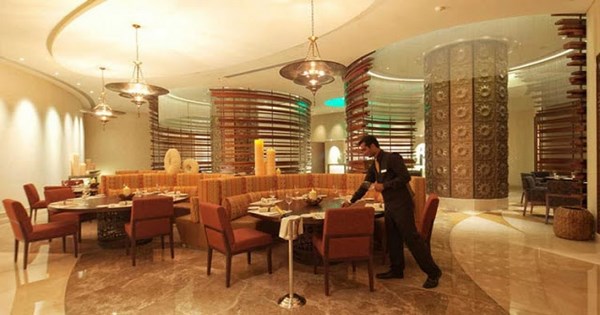 مطلوب مقدمين طعام ومشرفين في كبرى مطاعم البحرين