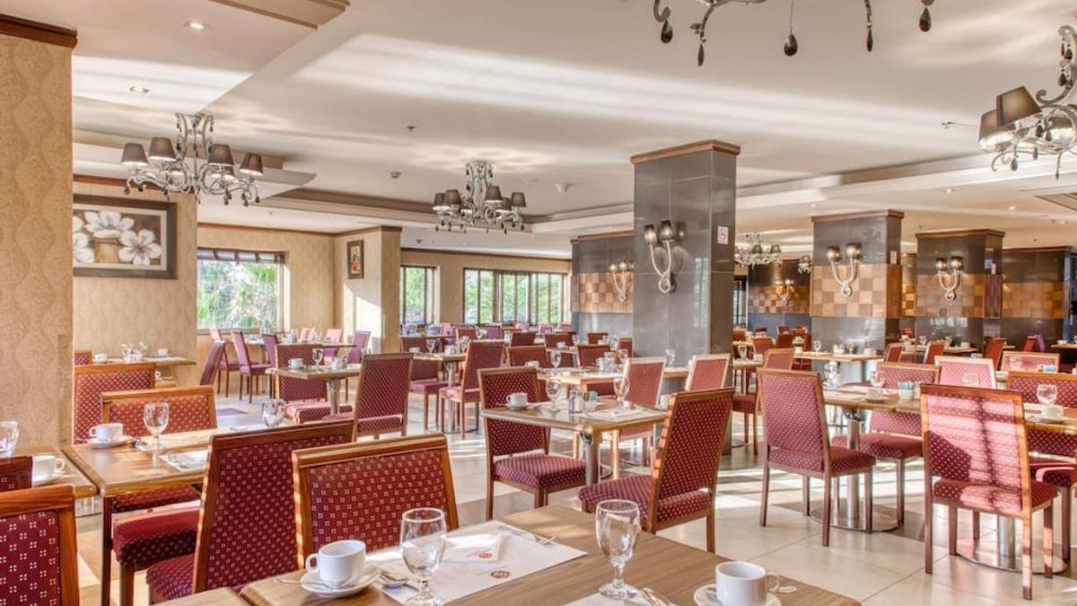 مطعم 3 نجوم في عمان يعلن حاجته لموظفين