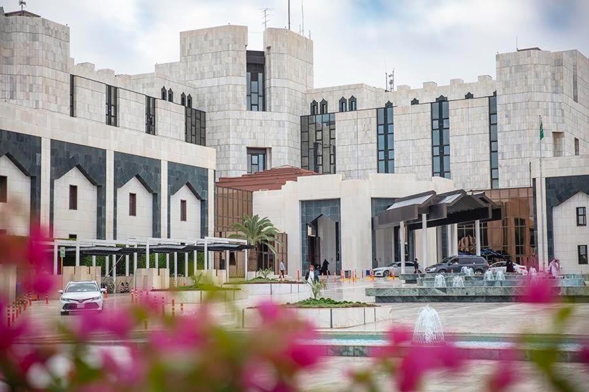 مستشفى الملك خالد التخصصي يوفر وظائف لحملة الثانوية