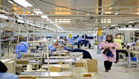مصنع ملابس في الموقر يعلن حاجته لخياطات وعاملات إنتاج